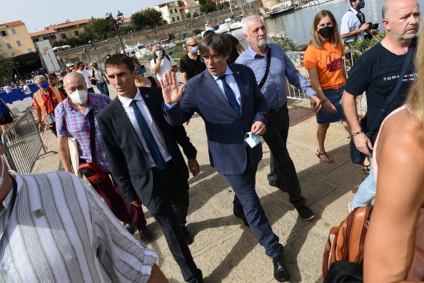 -L'ancien président catalan en exil Carles Puigdemont, a été arrêté en Sardaigne le 23 septembre 2021 à la demande de l'Espagne, était libre de quitter le pays le 25 septembre 2021. Photo de Miguel MEDINA / AFP via Getty Images.