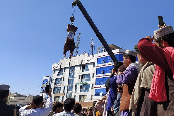 - Un cadavre exposé dans un espace public est suspendu à une grue à Herat le 25 septembre 2021, Photo de -/AFP via Getty Images.