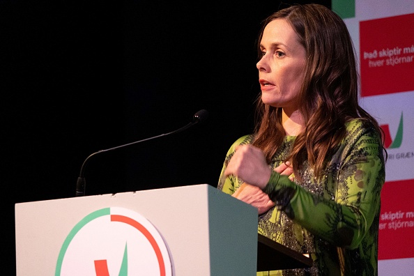 -La Première ministre islandaise Katrin Jakobsdottir s'entretient avec des partisans de son Mouvement Vert de Gauche à Reykjavik le 25 septembre 2021. Photo de Tom LITTLE / AFP via Getty Images