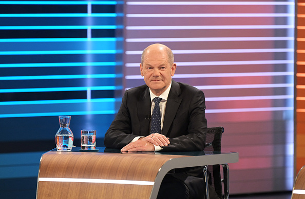 Le ministre allemand des finances, vice-chancelier et candidat des sociaux-démocrates (SPD) au poste de chancelier, Olaf Scholz, assiste à un débat télévisé sur la chaîne de télévision publique allemande ZDF après les premiers résultats des élections, le 26 septembre 2021 à Berlin. (Photo by Sebastian Gollnow / dpa-Pool / AFP) (Photo :  SEBASTIAN GOLLNOW/dpa-Pool/AFP via Getty Images)