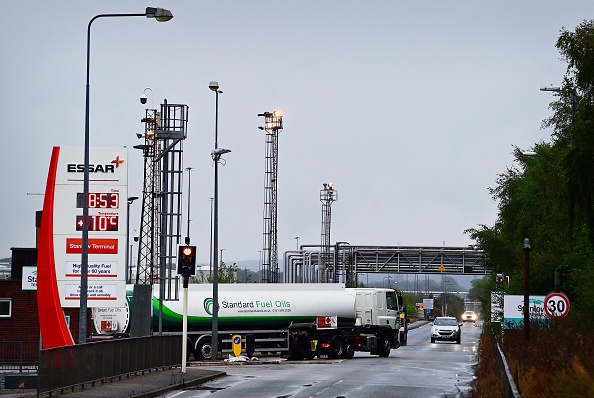 -Un pétrolier quitte la raffinerie Stanlow d'Essar Oil dans le port d'Ellesmere, dans le nord-ouest de l'Angleterre, le 27 septembre 2021. Photo de Paul ELLIS / AFP via Getty Images.