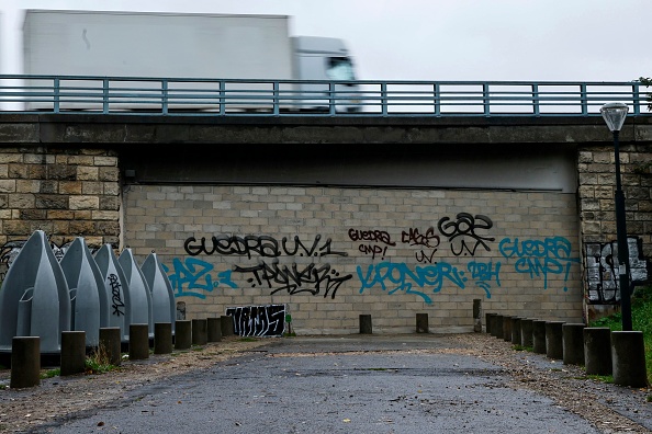 Le mur a été construit dans le tunnel menant à un quartier à cheval entre les villes d'Aubervilliers et Pantin, en Seine-Saint-Denis. (Photo : THOMAS SAMSON/AFP via Getty Images)