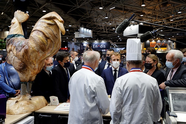 Le président français Emmanuel Macron lors d'une visite au salon international de la restauration, de l'hôtellerie et de l'alimentation (sirha) au hall Eurexpo à Lyon, dans le centre-est de la France, le 27 septembre 2021.  (LUDOVIC MARIN/POOL/AFP via Getty Images)