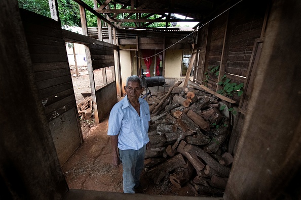 -Saturnino Lopez Hernandez, 94 ans, se tient à côté du bois dans sa maison de Nicoya, au Costa Rica, le 27 août 2021. Photo par Ezequiel BECERRA / AFP via Getty Images.