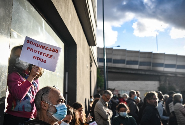 Manifestation contre un mur érigé dans un tunnel pour empêcher les consommateurs de crack d'entrer dans la banlieue nord-est de Paris, à Pantin, le 29 septembre 2021. (Photo : ALAIN JOCARD/AFP via Getty Images)