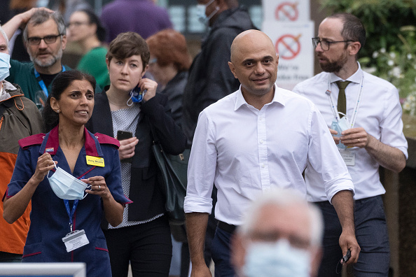 Le ministre  de la Santé britannique Sajid Javid, a déclaré qu'il demanderait l'avis des autorités médicales des quatre nations constitutives du Royaume-Uni "avant de prendre rapidement une décision" quant à la vaccination des enfants âgés de 12 à 15 ans. (Photo : Dan Kitwood/Getty Images)