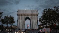 « Honneur aux soldats morts pour la patrie » : deux patriotes déploient une banderole tricolore sur l’Arc de Triomphe