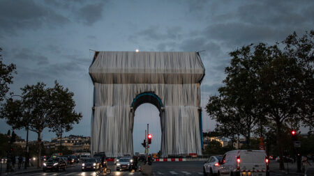 « Honneur aux soldats morts pour la patrie » : deux patriotes déploient une banderole tricolore sur l’Arc de Triomphe