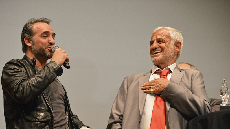 Les acteurs français Jean-Paul Belmondo (R) et Jean Dujardin assistent à la remise de la médaille de l'Ordre de Léopold à Jean-Paul Belmondo, au Palais des Beaux-Arts, Bozar, à Bruxelles, le 19 juin 2012.(Crédit photo ERIC LALMAND/AFP/GettyImages)