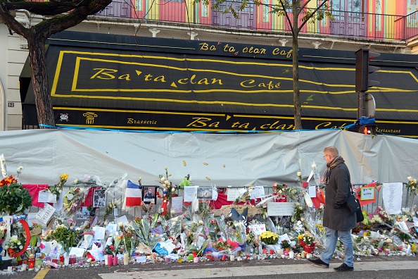 Mémorial devant la salle de concert du Bataclan, le 26 novembre 2015, laissé en mémoire pour les victimes de l'attaque terroriste du 13 novembre qui a fait 130 morts. (Photo : BERTRAND GUAY/AFP via Getty Images)