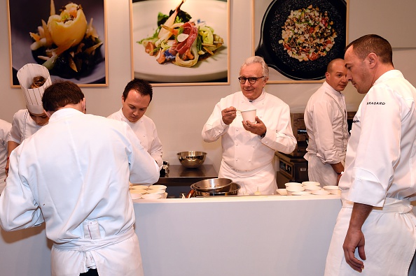 Le célèbre chef français Alain Ducasse pose avec son équipe lors du Festival des Chefs, au Grand Palais à Paris le 11 février 2016. Photo Miguel MEDINA/AFP via Getty Images.