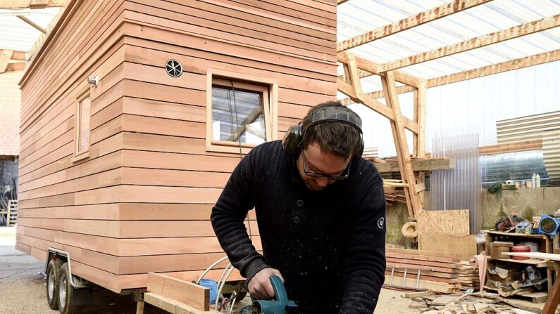 Construction d'une "Tiny House", le 15 mars 2016, à Poilley (Manche). (Crédit photo DAMIEN MEYER/AFP via Getty Images)