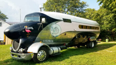 Un vétéran de l’armée de l’air transforme un avion de la Seconde Guerre mondiale en un camping-car qu’il baptise « Fabulous Flamingo »