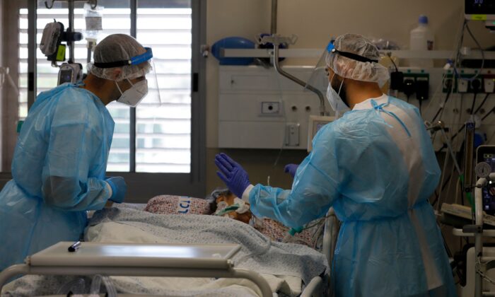 Le personnel médical israélien s'occupe de patients atteints du Covid-19 dans le bloc d'isolement du centre médical Ziv, dans la ville de Safed, dans le nord d'Israël, le 12 août 2021. (Jalaa Marey/AFP via Getty Images)