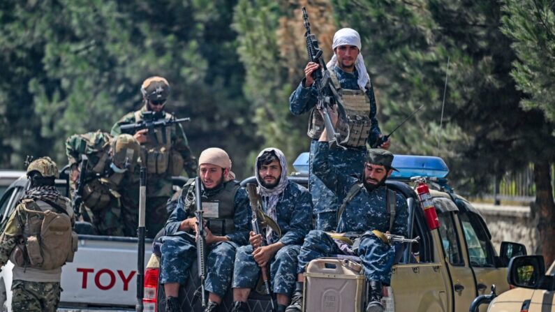 Une patrouille de talibans dans les rues de Kaboul, le 29 août 2021 (Aamir Qureshia/AFP via Getty Images)