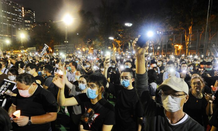 Des milliers de participants prennent part à une veillée commémorative au parc Victoria, le 4 juin 2020 à Hong Kong, en Chine, en hommage aux victimes du massacre de la place Tiananmen en 1989. (Sung Pi-lung/Epoch Times)