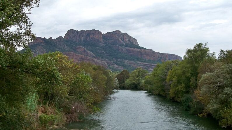 Le rocher de Roquebrune vu depuis le fleuve Argens - Par Véronique PAGNIER — Travail personnel, Domaine public, https://commons.wikimedia.org/w/index.php?curid=11757218