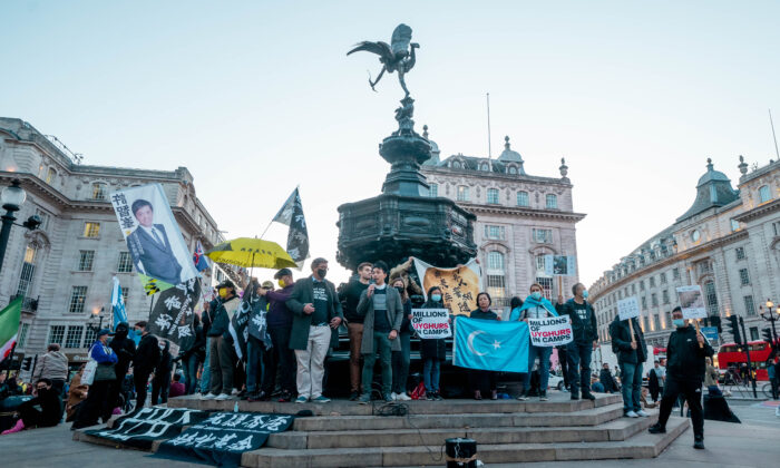 Des gens se rassemblent à Piccadilly Circus à Londres lors de la manifestation «Resist the CCP Day» pour protester conter la politique du Parti communiste chinois, le 1er octobre 2021. (Qian Cheng/ Epoch Times)