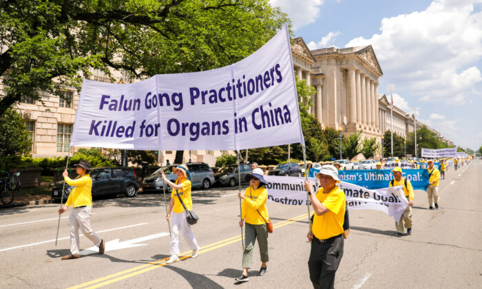 Des pratiquants de Falun Gong participent à une parade marquant le 22e anniversaire du début de la persécution du Falun Gong par le régime chinois, à Washington, le 16 juillet 2021. (Samira Bouaou/Epoch Times)