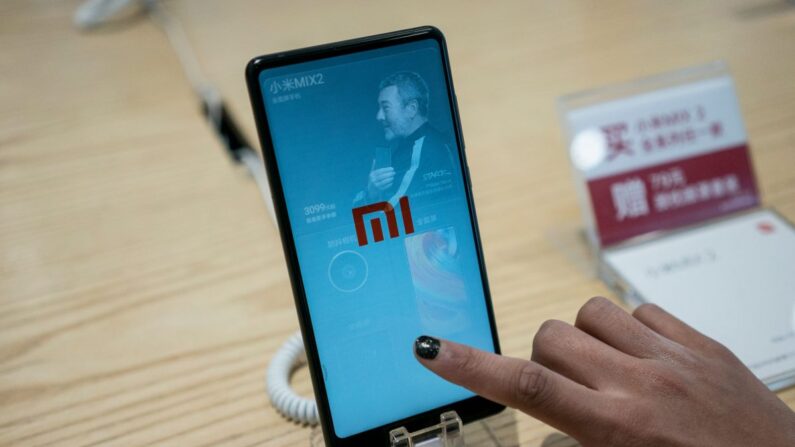 Un smartphone Xiaomi est exposé dans une boutique à Pékin, le 2 mai. (Fred Dufour/AFP/Getty Images)