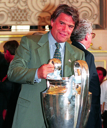 Photo prise le 01 juin 1993 de Bernard Tapie après la victoire de l'Olympique de Marseille en Coupe d'Europe des clubs champions. 
(Photo by ERIC CABANIS/AFP via Getty Images)