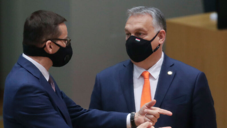 Le Premier ministre polonais, Mateusz Morawiecki, s’entretient avec son homologue hongrois, Viktor Orban, à Bruxelles, le 10 décembre 2020. (OLIVIER HOSLET/POOL/AFP via Getty Images)