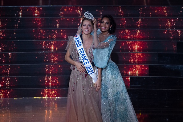 Miss France 2021 Normandie Amandine Petit est couronnée par Miss France 2020 Clémence Botino à l'issue du concours de beauté Miss France 2021 au Puy-du-Fou, aux Epesses, dans l'ouest de la France, le 20 décembre 2020. (Photo : LOIC VENANCE/AFP via Getty Images)