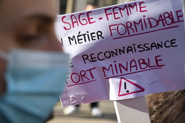 Manifestation de sages-femmes à Paris, le 24 février 2021. (Photo : ALAIN JOCARD/AFP via Getty Images)