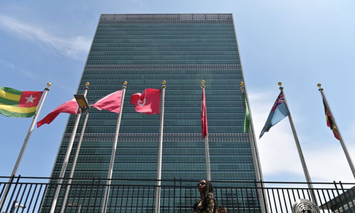 Une personne passe devant les drapeaux du siège des Nations Unies à New York, le 20 mai 2021. (Angela Weiss/AFP via Getty Images)