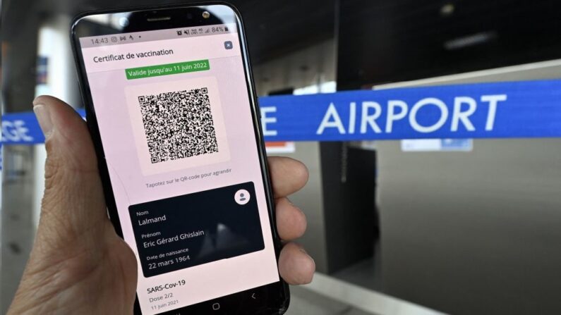 Certificat de vaccination présenté à l'aéroport, le  16 juin 2021 (Photo by ERIC LALMAND/BELGA/AFP via Getty Images)