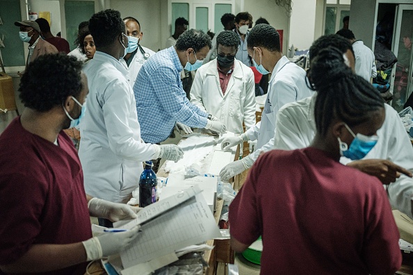 -Des médecins se rassemblent pour soigner les résidents blessés dans un village situé à environ 20 km à l'ouest de Mekele, où une frappe aérienne a frappé un marché faisant un nombre inconnu de victimes. Photo de Yasuyoshi CHIBA / AFP via Getty Images.