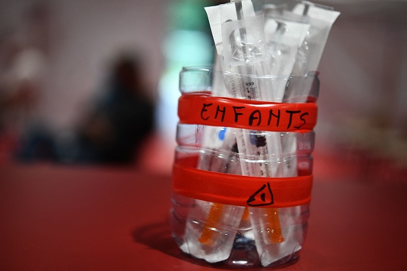 Des seringues remplies d'un vaccin Pfizer/BioNtech. (FRED TANNEAU/AFP via Getty Images)