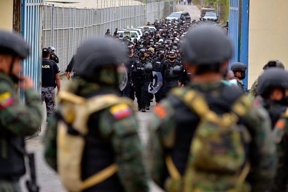  Des soldats et des policiers équatoriens prennent position à l'extérieur de la prison régionale 8, à côté du pénitencier, dans la banlieue de Guayaquil, en Équateur, le 2 octobre 2021. Photo de Fernando Méndez / AFP via Getty Images.