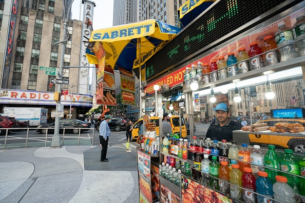 -Mohammad Khali de Brooklyn travaille dans son chariot de nourriture du centre-ville près du Radio City Music Hall le 1er octobre 2021 à New York. Photo de Bryan R. Smith / AFP via Getty Images.