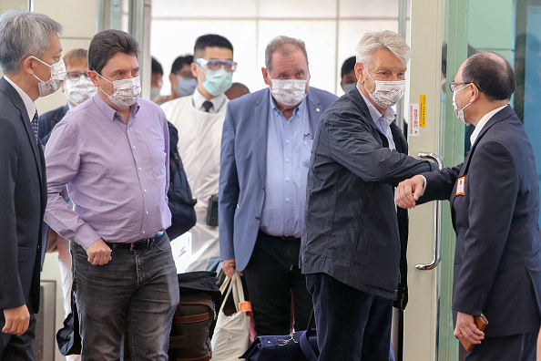 -Le vice-ministre taïwanais des Affaires étrangères Harry Tseng accueille le sénateur français Alain Richard à la tête d'une délégation arrivant à l'aéroport international de Taoyuan le 6 octobre 2021. Photo par CNA POOL /POOL/AFP via Getty Images.