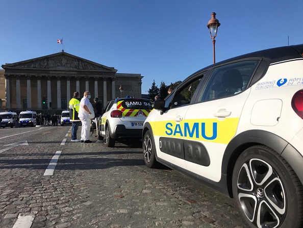 Des soignants du Samu manifestent devant l'Assemblée nationale pour protester contre le projet d'un numéro d'appel d'urgence unique, à Paris, le 6 octobre 2021. (Photo : AGNES COUDURIER/AFP via Getty Images)