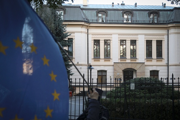 Un manifestant brandit un drapeau de l'UE lors d'un rassemblement devant la Cour constitutionnelle à Varsovie, le 7 octobre 2021, alors que la Cour tient une audience sur la primauté du droit européen ou polonais. (Photo : JAAP ARRIENS/AFP via Getty Images)