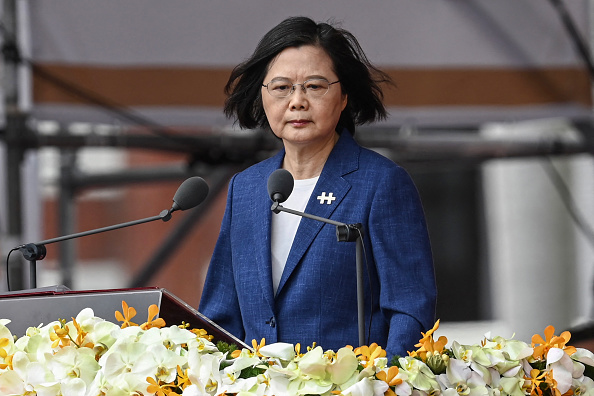 - La présidente taïwanaise Tsai Ing-wen lors des célébrations de la fête nationale devant le palais présidentiel à Taipei le 10 octobre 2021. Photo de Sam Yeh / AFP via Getty Images.