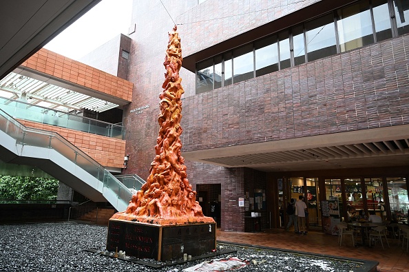 -Le « Pilier de la honte », une statue qui commémore les victimes de la répression de la place Tiananmen à Pékin en 1989, à l'Université de Hong Kong le 10 octobre 2021. Photo de Peter PARKS / AFP via Getty Images.