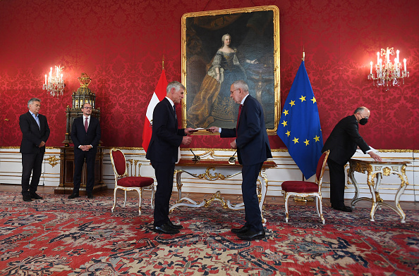 -Le nouveau chancelier autrichien Alexander Schallenberg reçoit son certificat de nomination par le président autrichien Alexander van der Bellen lors d'une cérémonie de prestation de serment le 11 octobre 2021 au palais présidentiel de Vienne. Photo JOE KLAMAR/AFP via Getty Images.