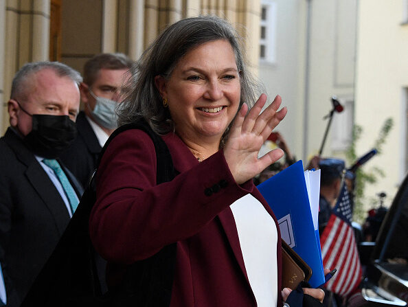 -La sous-secrétaire d'État américaine aux Affaires politiques Victoria Nuland quitte le siège du ministère russe des Affaires étrangères après une réunion avec le vice-ministre russe des Affaires étrangères, à Moscou, le 12 octobre 2021. Photo d'Alexander NEMENOV / AFP via Getty Images.