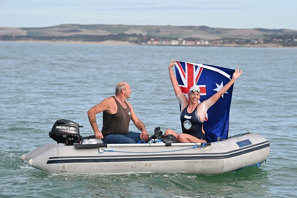 -La nageuse de marathon australienne Chloe McCardel célèbre sa traversée de la Manche pendant 10 heures pour une 44e fois, un record du monde, après avoir atterri sur la plage de Wissant, en France, le 13 octobre 2021. Photo de Ben STANSALL / AFP via Getty Images.