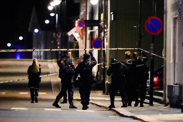 Un homme armé d'un arc et de flèches a tué plusieurs personnes et en a blessé d'autres dans la ville de Kongsberg, dans le sud-est de la Norvège, le 13 octobre 2021. (Photo : HAKON MOSVOLD LARSEN/NTB/AFP via Getty Images)