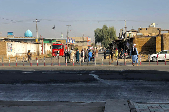 -Des membres des talibans montent la garde près d'une mosquée chiite dans la province de Kandahar le 15 octobre 2021, après l'explosions dans une mosquée chiite. Photo de JAVED TANVEER / AFP via Getty Images.