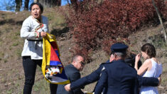 JO 2022 de Pékin : des manifestants pro-Tibet déploient une banderole à l’allumage de la flamme