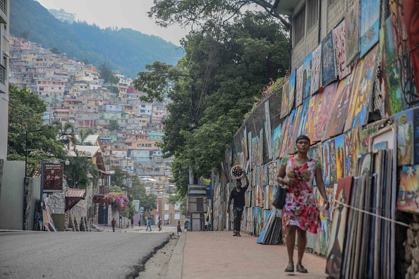 -Une grève générale nationale a vidé les rues de la capitale haïtienne de Port-au-Prince. L'enlèvement de 17 adultes et enfants par l'un des gangs criminels effrontés d'Haïti a souligné les problèmes du pays à la suite de l'assassinat du président Jovenel Mose en juillet. Photo de Richard PIERRIN / AFP via Getty Images.
