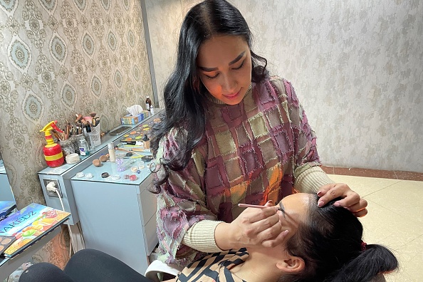 Une esthéticienne maquille une cliente dans un salon de beauté à Kaboul le 18 octobre 2021. Photo par MARYKE VERMAAK/AFP via Getty Images.