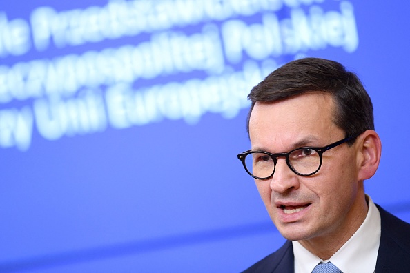 Le Premier ministre polonais Mateusz Morawiecki s'exprime lors d'une conférence de presse à la fin de la deuxième journée de réunion des dirigeants de l'Union européenne à Bruxelles, le 22 octobre 2021. (Photo : JOHN THYS/AFP via Getty Images)