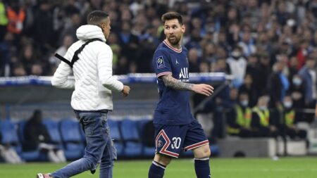 OM-PSG : le spectateur sans papier soit disant mineur qui a fait irruption sur le terrain a fait l’objet d’un simple rappel à la loi