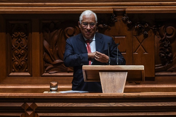 Le Premier ministre portugais Antonio Costa prononce un discours lors d'un débat sur le budget de l'État pour 2022 avant le vote au Parlement portugais à Lisbonne, le 27 octobre 2021.  (Photo : PATRICIA DE MELO MOREIRA/AFP via Getty Images)